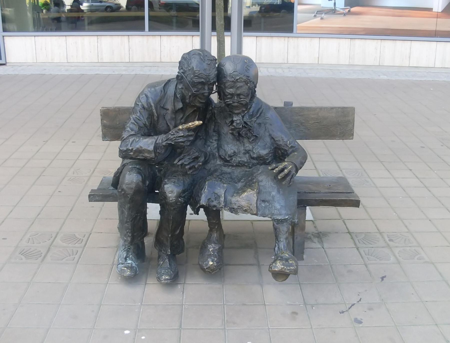 Old marriage at Plac Kaszubski - a statue of two people sitting on a bench